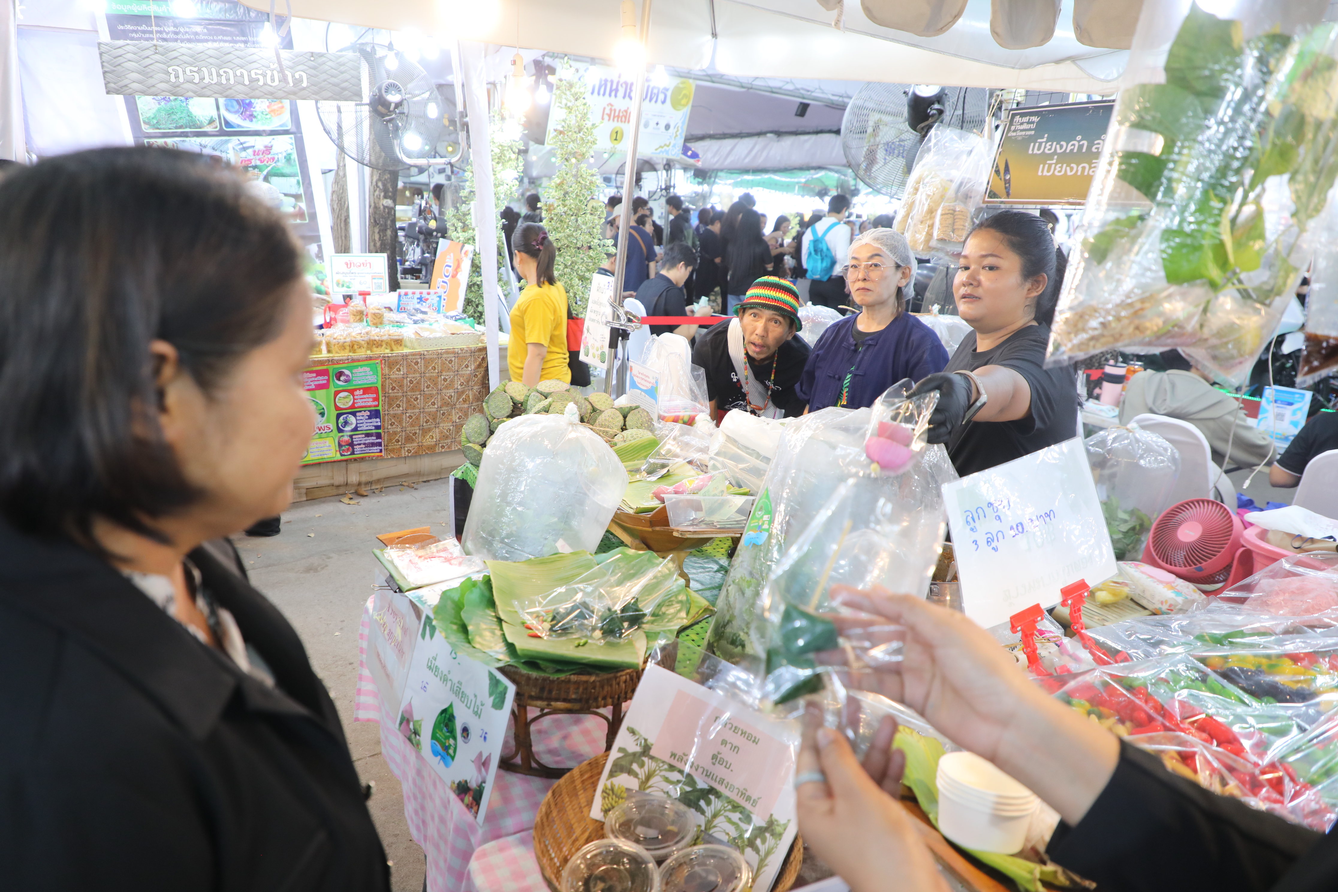 title - ส.ป.ก. ร่วมออกร้าน ภายในบูธกระทรวงเกษตรและสหกรณ์ งานกาชาด ประจำปี 2568